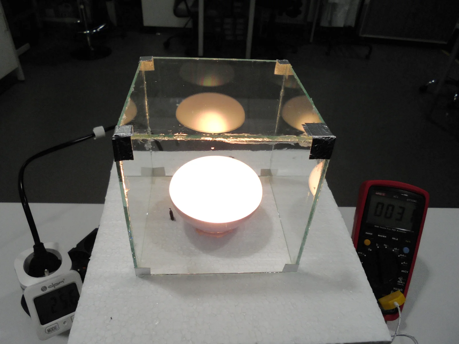 Glass demonstrator with a lamp used as a heat source